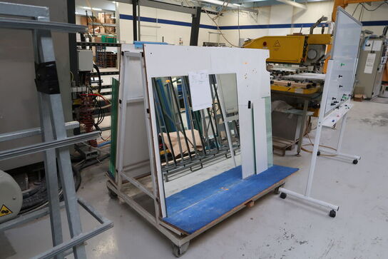 2 stk. opbevaringsvogne med div. glas