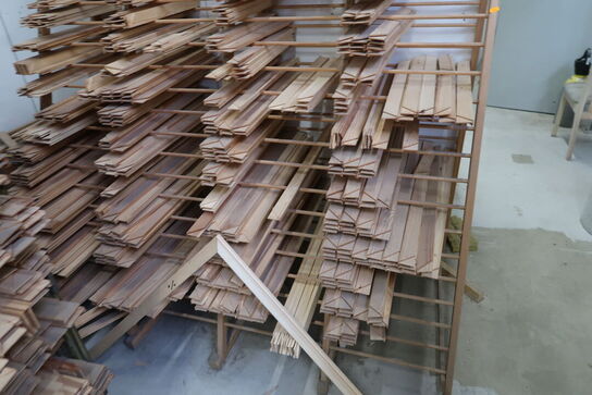 Pakkebur samt reol med div. Varelager