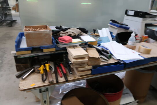 Bord med indhold samt printer HP OfficeJet Pro 8730 m.m.