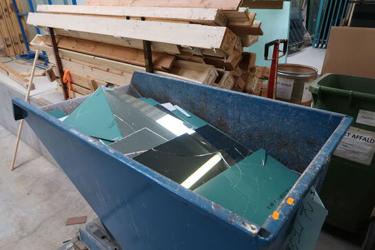 Vippecontainer med indhold