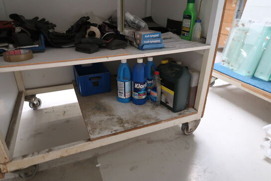 2 stk. opbevaringsvogne med div. Varelager m.m.