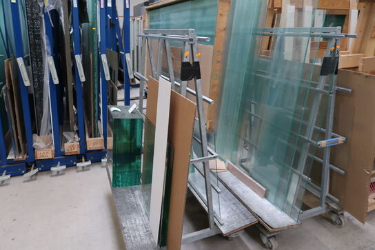 2 stk. opbevaringsvogne med div. Glas