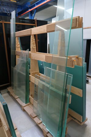 Div. Opbevaringsstativer i træ med div. Glas