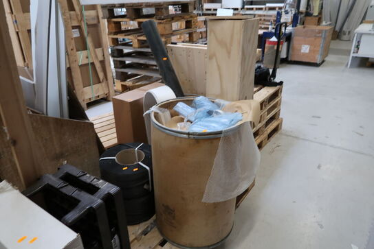 Palle med omsnøringsbånd, skraldespand m.m.