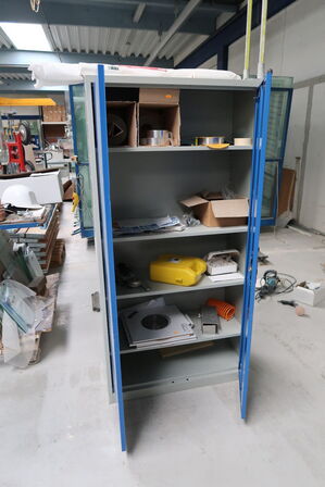 Stålskab med indhold