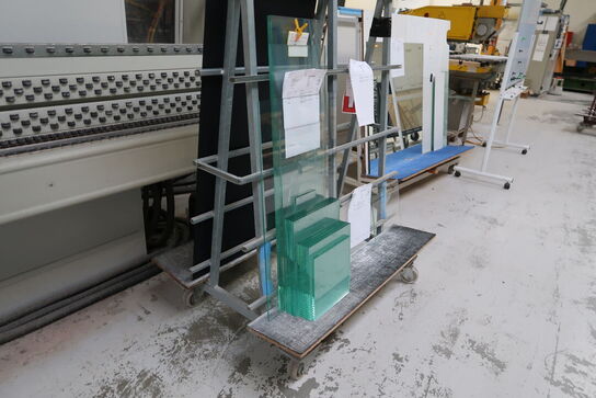 2 stk. opbevaringsvogne med div. glas