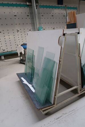 2 stk. opbevaringsvogne med div. glas