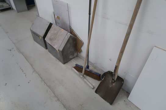 Opbevaringsstativ med div. Glas samt skovle