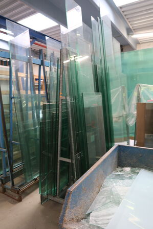 2 stk. opbevaringsstativer med div. Glas m.m.