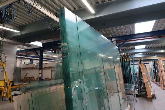 Opbevaringsvogn samt stativ med div. Glas