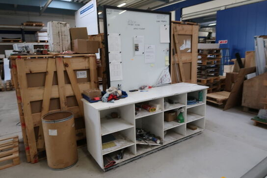 Opbevaringsbord med indhold m.m.