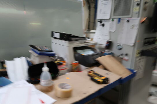 Bord med indhold samt printer HP OfficeJet Pro 8730 m.m.