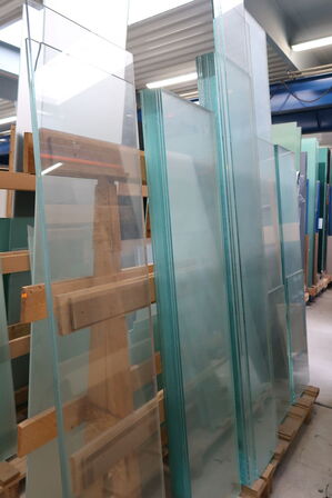 Div. Opbevaringsstativer i træ med div. Glas