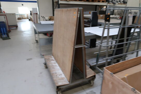 2 stk. opbevaringsvogne med div. Glas