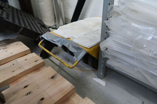 Palle med indhold, reol samt maskinskøjte