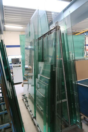 2 stk. opbevaringsstativer med div. Glas m.m.