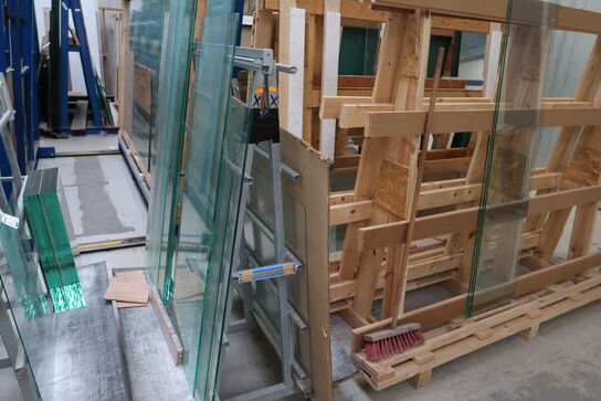 2 stk. opbevaringsvogne med div. Glas