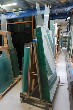 Div. Opbevaringsstativer i træ med div. Glas