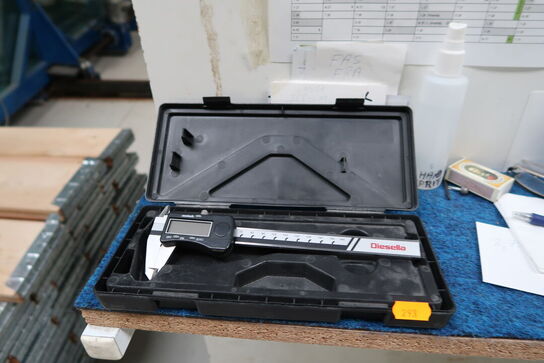 Opbevaringsvogn med div. Glas og værktøj