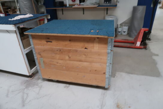 2 stk. opbevaringsvogne med div. Varelager m.m.