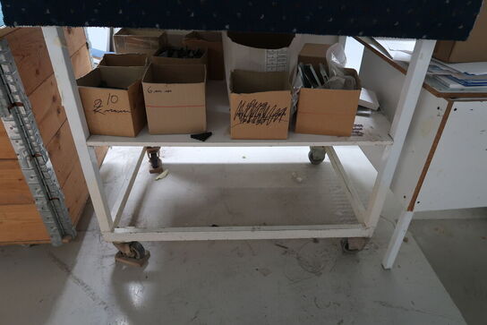 2 stk. opbevaringsvogne med div. Varelager m.m.