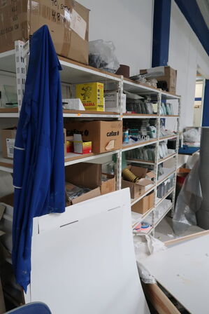 Lagerreol med div. Reservedele og varelager