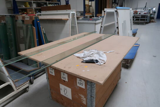 4 stk. opbevaringsvogne med div. glas