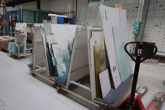 2 stk. opbevaringsvogne med div. glas