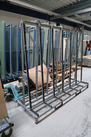 2 stk. opbevaringsvogne samt stativ med div. Glas