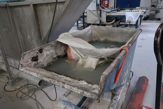 Vippecontainer med indhold