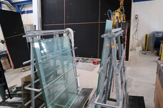 2 stk. opbevaringsvogne med div. Glas