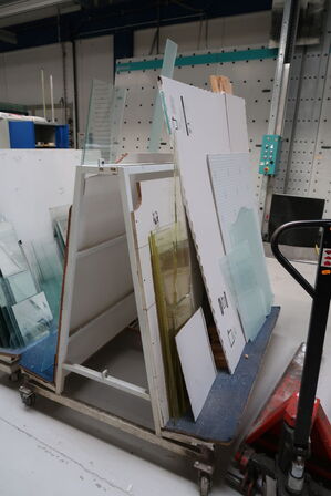 2 stk. opbevaringsvogne med div. glas