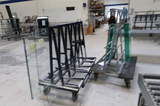 2 stk. opbevaringsvogne med div. Glas