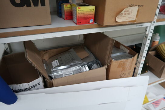 Lagerreol med div. Reservedele og varelager