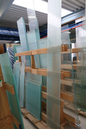 Div. Opbevaringsstativer i træ med div. Glas