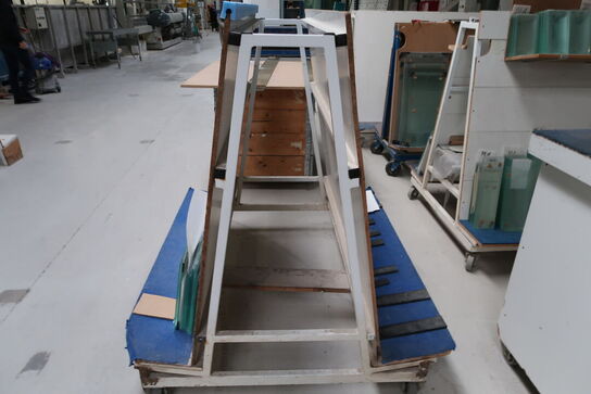 4 stk. opbevaringsvogne med div. glas