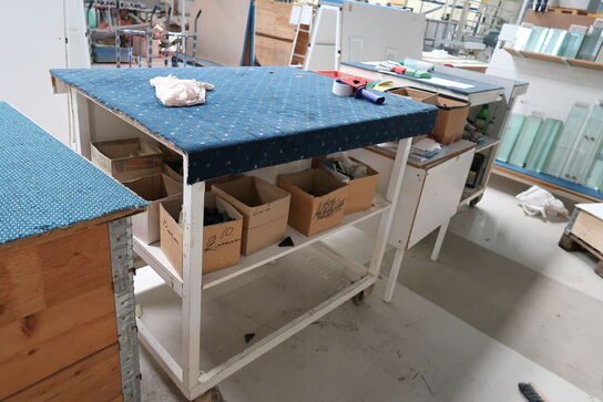 2 stk. opbevaringsvogne med div. Varelager m.m.