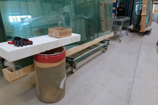 Opbevaringsvogn samt stativ med div. Glas