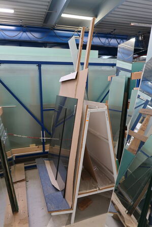 Div. Opbevaringsstativer i træ med div. Glas