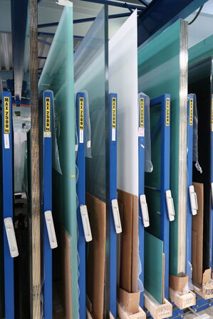 Div. Glas i reolssytem (reolsystem medfølger ikke)