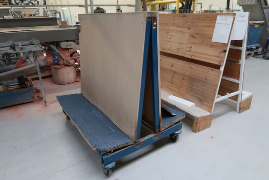 Opbevaringsvogn samt stativ med div. Glas