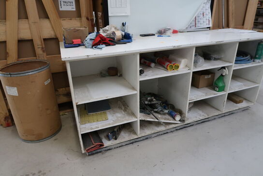 Opbevaringsbord med indhold m.m.