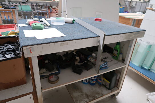 2 stk. opbevaringsvogne med div. Varelager m.m.