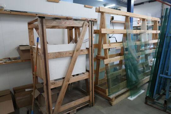 2 stk. opbevaringsstativer med div. Glas m.m.