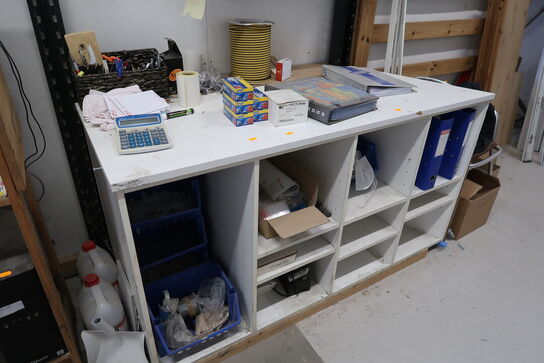 Opbevaringsbord med indhold m.m.