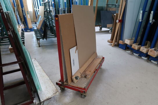 2 stk. opbevaringsvogne med div. Glas