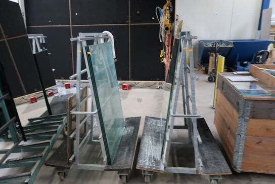 2 stk. opbevaringsvogne med div. Glas