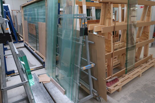 2 stk. opbevaringsvogne med div. Glas