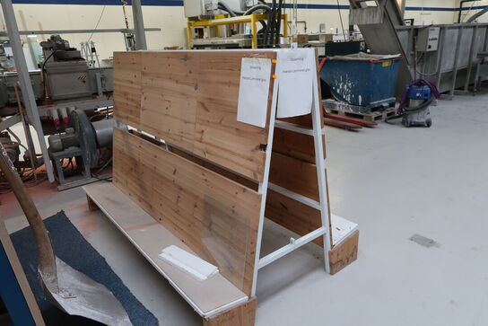 Opbevaringsvogn samt stativ med div. Glas