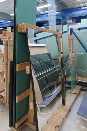 Div. Opbevaringsstativer i træ med div. Glas